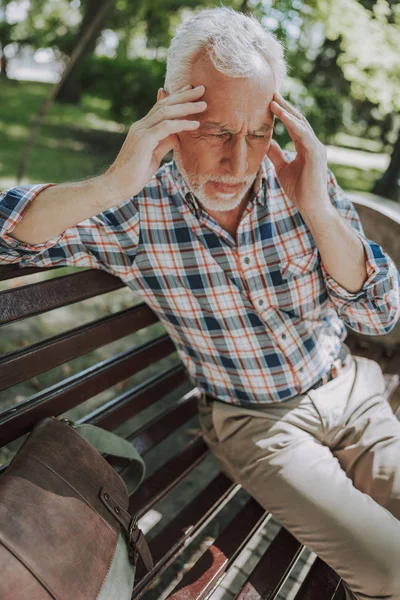 Homme se sentant mal dans le parc photo de stock — Photo
