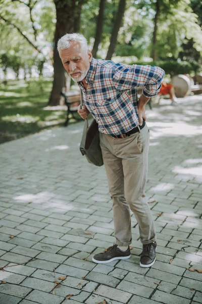 Dolor de espalda repentino en el parque foto de stock — Foto de Stock