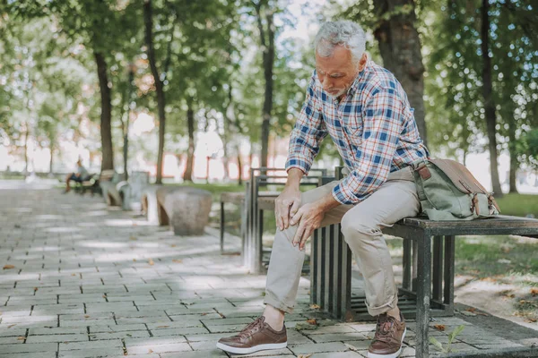 Homem envelhecido com dor súbita em sua foto de estoque de joelho — Fotografia de Stock