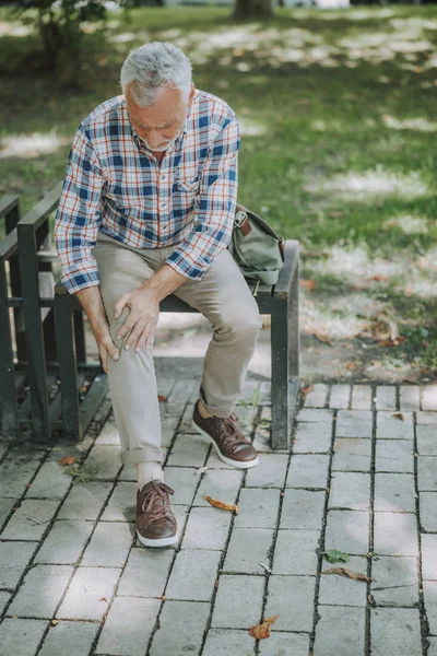 Літній чоловік, який страждає на ревматизм коліна фото — стокове фото