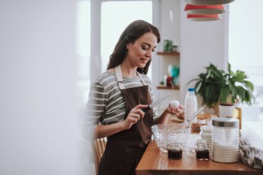 Gülümseyen ev hanımı evde yerli fırın pişiriyor