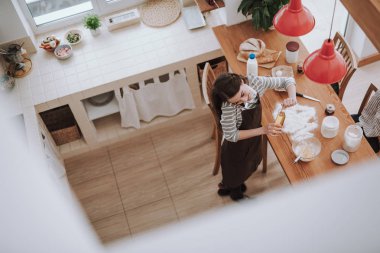 Neşeli kadın para yapıyor ve cep telefonuyla konuşuyor