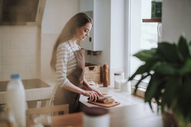 Neşeli kadın evde fırın kesiyor