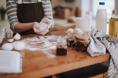 Genç bayan evde fırın pişiribiliyor