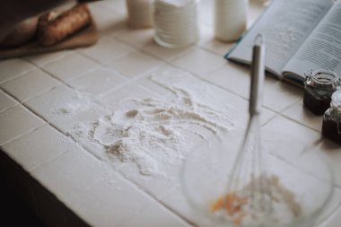 Hamur evde mutfakta yapılıyor