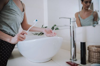 Banyoda bir su lavabo yakın