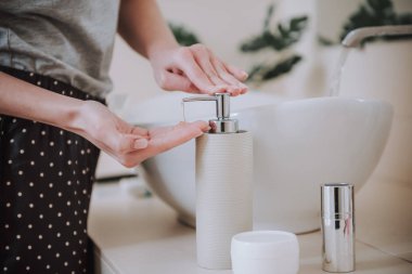 Sabah bir kadın tarafından kullanılan sabun ile bir şişe yakın