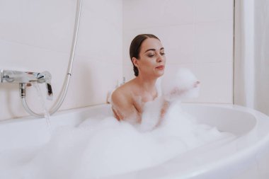 Banyoda eğlenen neşeli çekici kadın