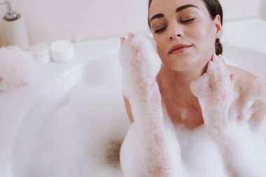 Banyo yaptıran mutlu bir kadının yakın çekim