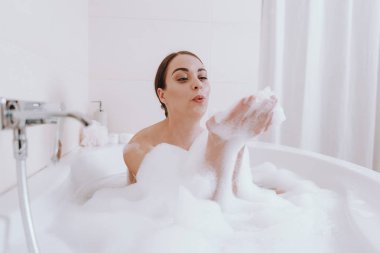 Banyoda eğlenen genç kadın