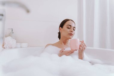 Güzel mutlu kadın banyoda zaman zevk