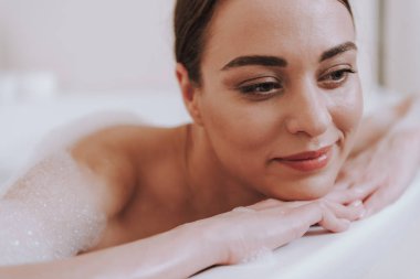 Evde banyo yaptıran güzel kadın avedi