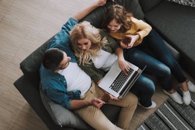 Evde birlikte zaman geçirmek notebook ile mutlu aile