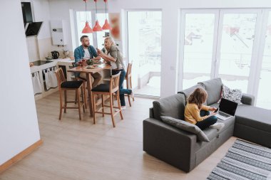 Güzel aile evde zaman harcama ve cep telefonu kullanarak