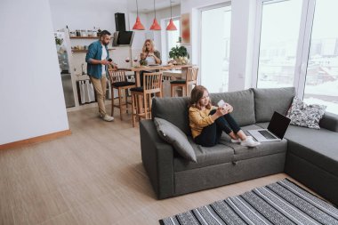 Güzel aile evde zaman harcama ve akıllı telefonlar kullanarak