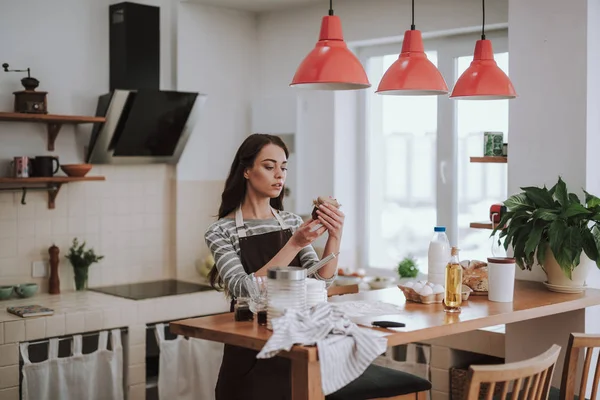 Jonge vrouw is het maken van gebak thuis — Stockfoto