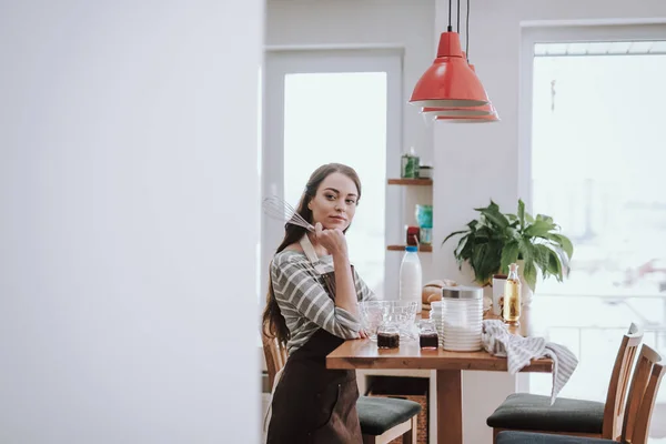 Mujer bonita pensativa está cocinando en casa — Foto de Stock