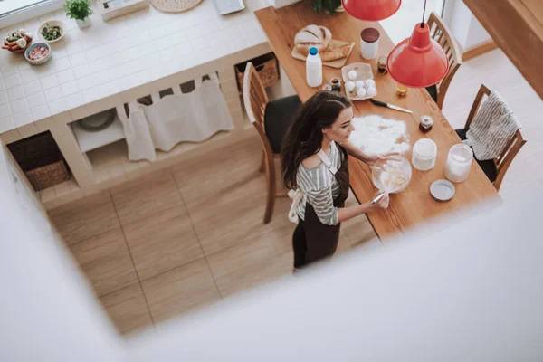 Bonita ama de casa está haciendo dinero en casa — Foto de Stock