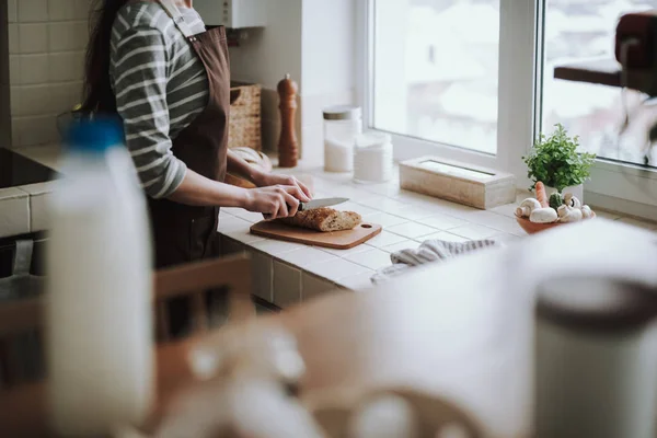 Hausfrau kocht zu Hause in der Küche — Stockfoto