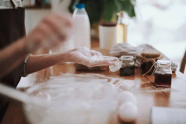 Ama de casa está cocinando pastelería en la cocina en casa — Foto de Stock