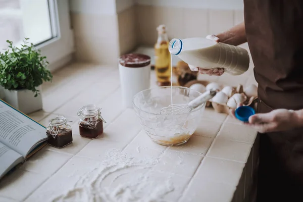 Primer plano de una agradable mujer cocinando panqueques — Foto de Stock