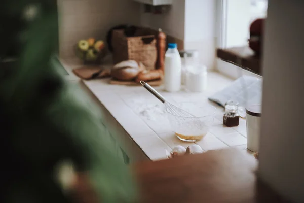 Close up of a kitchen table with a bowl on it — Stock Photo, Image