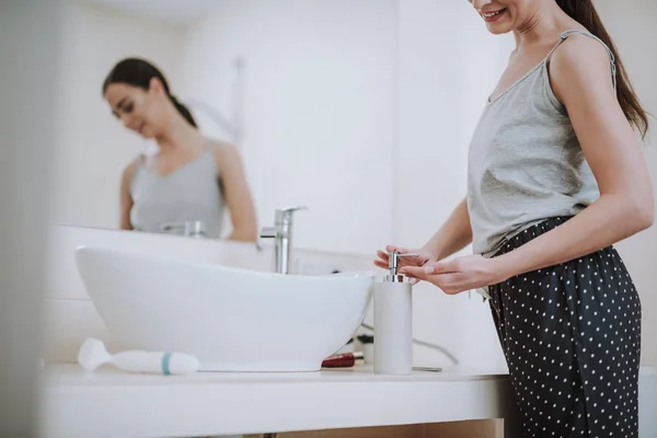 Příjemná milá žena používající mýdlo v koupelně — Stock fotografie