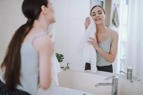 Encantada joven mujer está usando su toalla —  Fotos de Stock