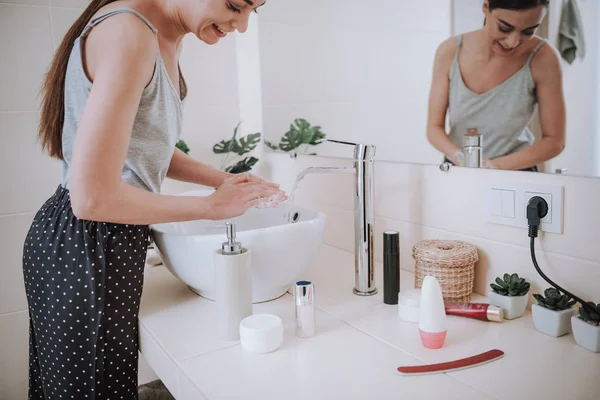 Hoş bir kadın tarafından kullanılan mutfakta bir sabun şişesi yakın — Stok fotoğraf