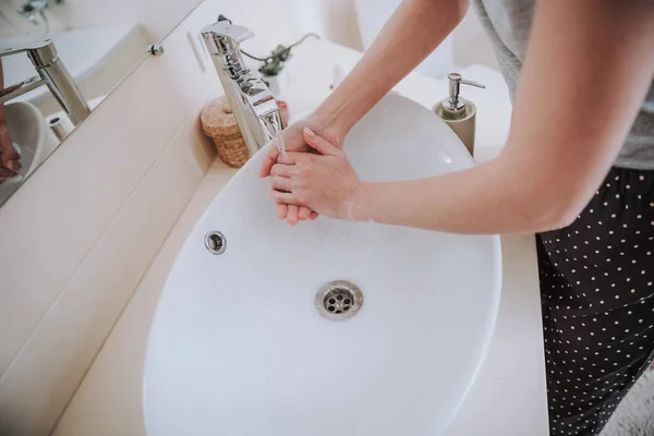 Vista superior de un fregadero de agua utilizado en el baño — Foto de Stock