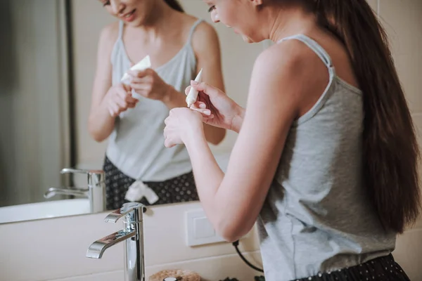 Banyoda jel kullanarak Keyifli genç kadın — Stok fotoğraf