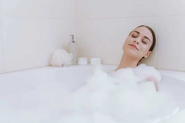 Délicieuse jeune femme prenant son bain avec plaisir — Photo