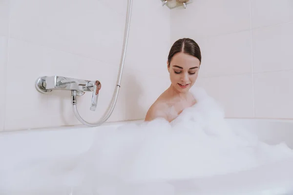 Bella donna soddisfatta godendo del tempo in bagno — Foto Stock
