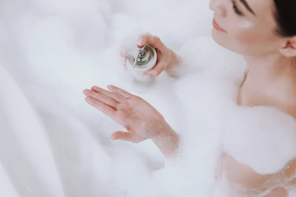 一个愉快的女人洗澡的顶视图 — 图库照片
