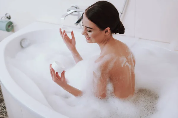 Encantada sorrindo mulher cuidando de seu corpo — Fotografia de Stock