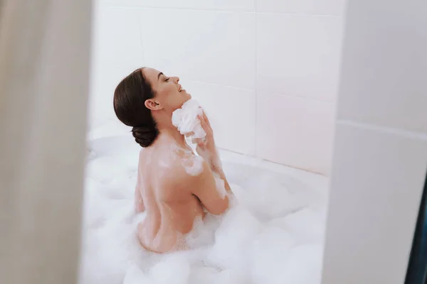 Encantada mujer sonriente tomando baño con placer — Foto de Stock