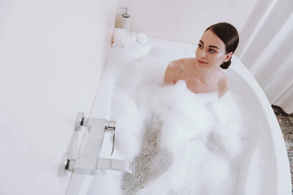 Приваблива позитивна жінка приймає її щоденну ванну — стокове фото