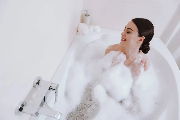 Vista superior de una mujer alegre agradable tomando el baño — Foto de Stock