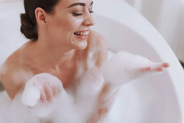 Mulher sorrindo positivo gostando de tomar banho diário — Fotografia de Stock