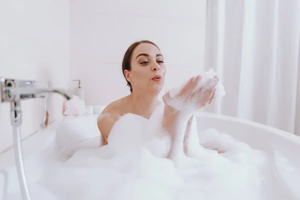 Belle jeune femme s'amuser dans la salle de bain — Photo