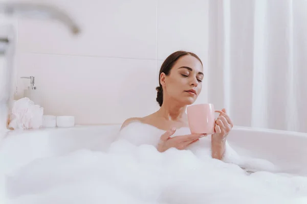 Agradable mujer encantada disfrutando del tiempo en el baño — Foto de Stock