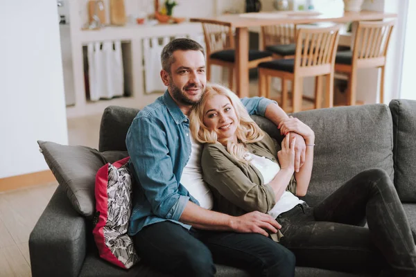 Красива пара сидить на зручному дивані вдома — стокове фото