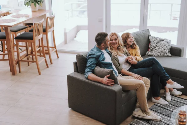 Gelukkig familie tijd doorbrengen samen thuis — Stockfoto