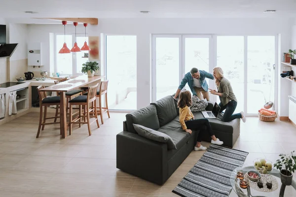 Gelukkig familie tijd doorbrengen samen thuis — Stockfoto