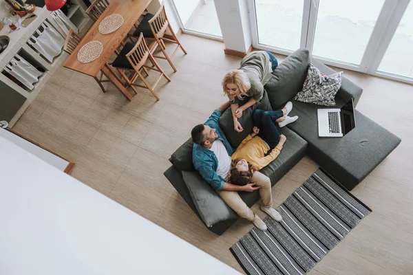 Gelukkig familie tijd doorbrengen samen thuis — Stockfoto