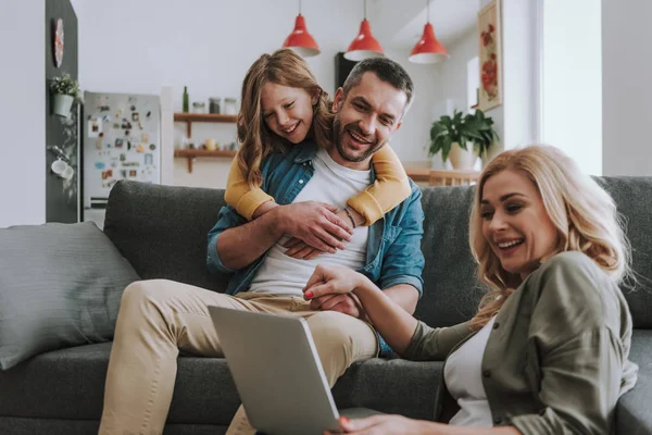 Boldog család néz videókat a laptopon otthon — Stock Fotó