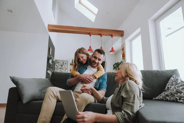 Evde dizüstü bilgisayarda video izleyen güzel aile — Stok fotoğraf