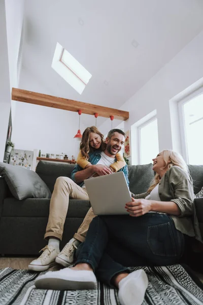 Mutlu aile dizüstü bilgisayarda video izlerken ve gülüyor — Stok fotoğraf