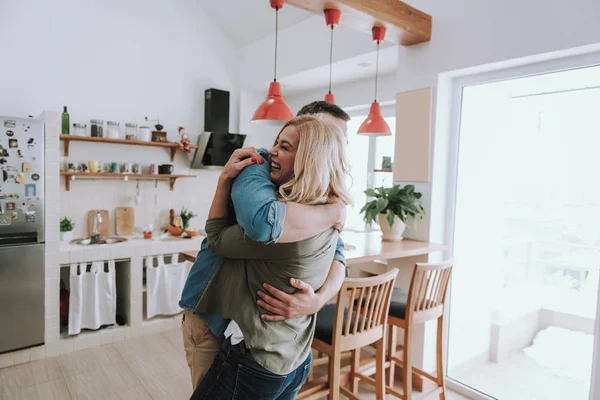 Amado marido abraçando sua bela esposa feliz — Fotografia de Stock