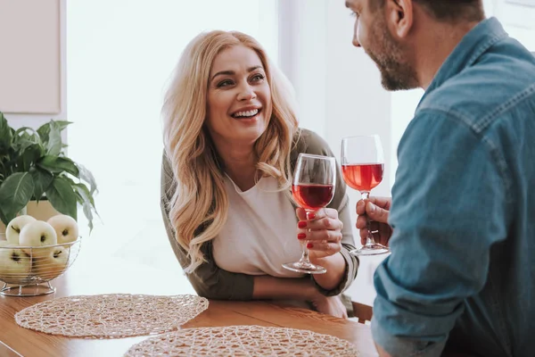 Gyönyörű szőke nő alkoholtartalmú ital kiadási időt férje otthon — Stock Fotó
